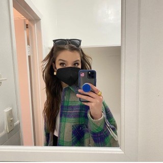 Hailee-Steinfeld-R209