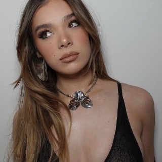 Hailee-Steinfeld-R211
