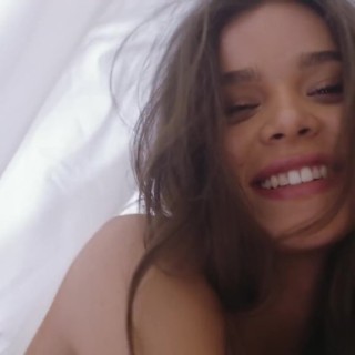 Hailee-Steinfeld-R213