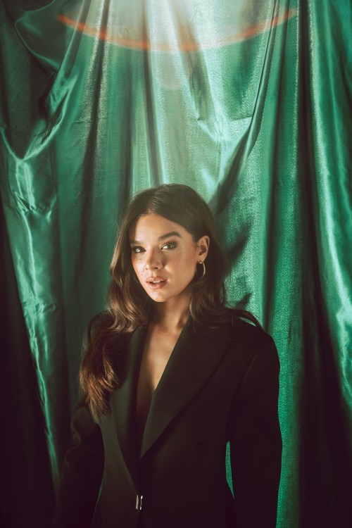 Hailee-Steinfeld-R216.jpg