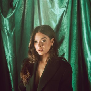 Hailee-Steinfeld-R216