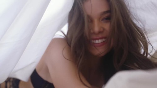 Hailee-Steinfeld-R220.jpg