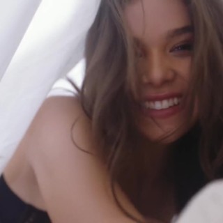 Hailee-Steinfeld-R220
