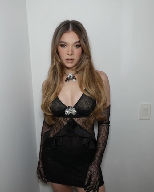 Hailee-Steinfeld-R228.jpg