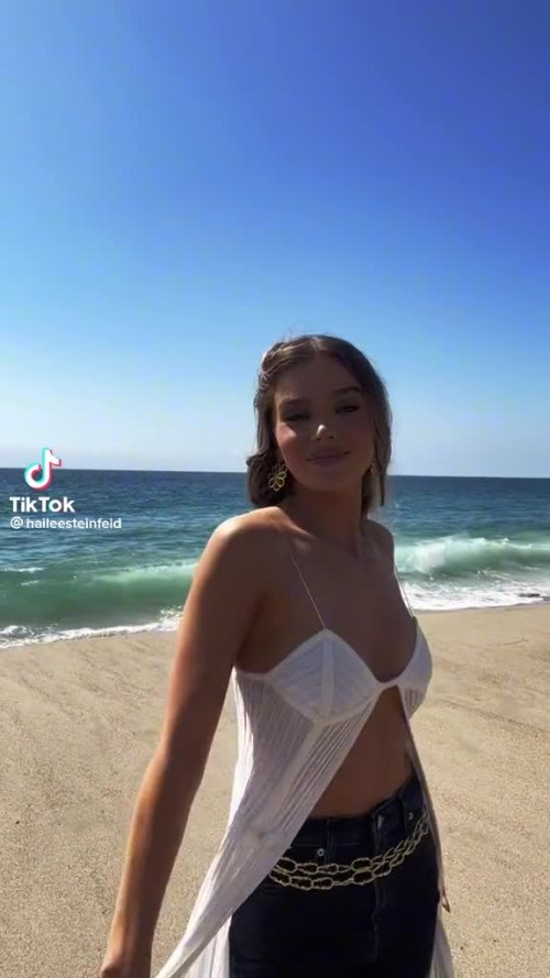 Hailee Steinfeld R231