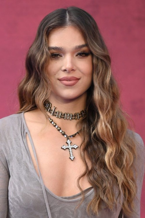 Hailee-Steinfeld-R235.jpeg