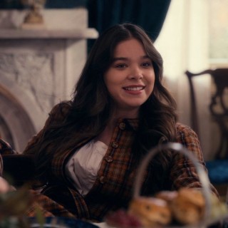 Hailee-Steinfeld-R237