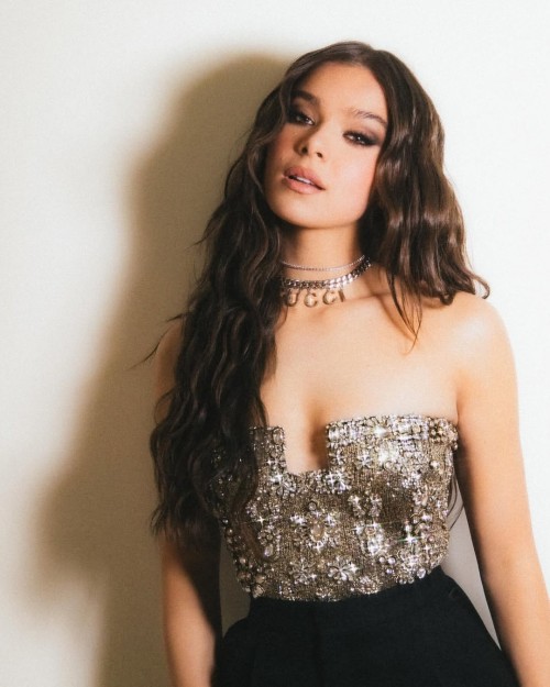 Hailee-Steinfeld-R238.jpg