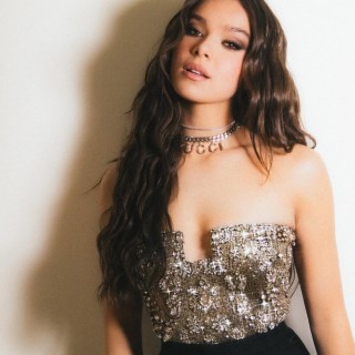 Hailee-Steinfeld-R238