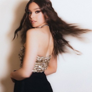 Hailee-Steinfeld-R239