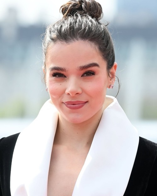 Hailee-Steinfeld-R244.jpg