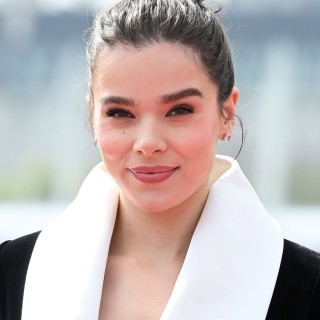 Hailee-Steinfeld-R244