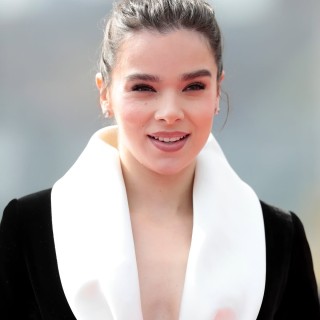 Hailee-Steinfeld-R247