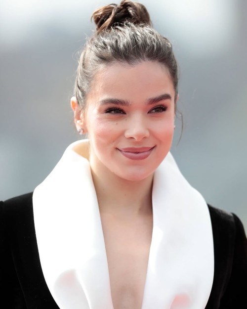 Hailee-Steinfeld-R248.jpg
