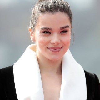 Hailee-Steinfeld-R248
