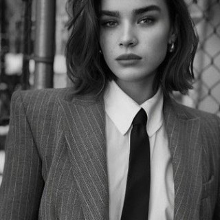 Hailee-Steinfeld-R251