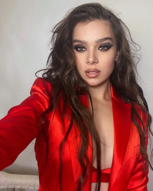 Hailee-Steinfeld-R254.jpg