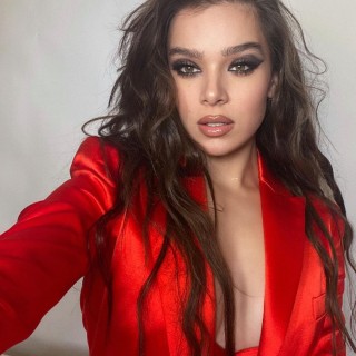 Hailee-Steinfeld-R254