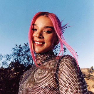 Hailee-Steinfeld-R257