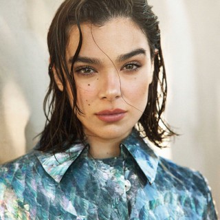Hailee-Steinfeld-R259