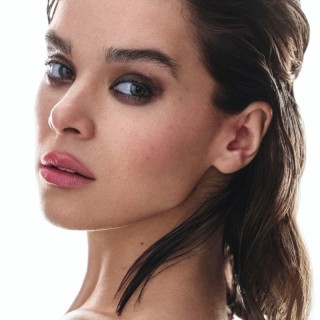 Hailee-Steinfeld-R261