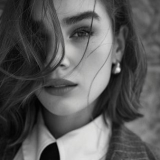 Hailee-Steinfeld-R263