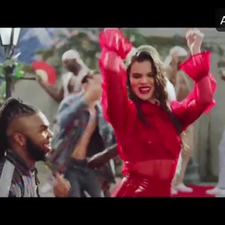 Hailee-Steinfeld-R268