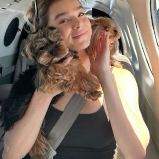 Hailee-Steinfeld-R273