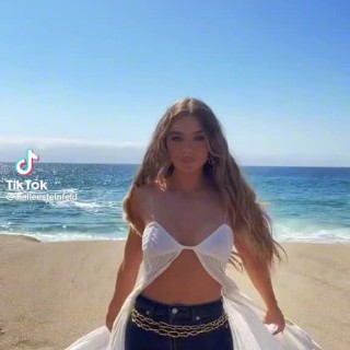 Hailee-Steinfeld-R274