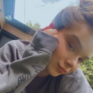 Hailee-Steinfeld-R277