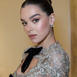 Hailee-Steinfeld-R280