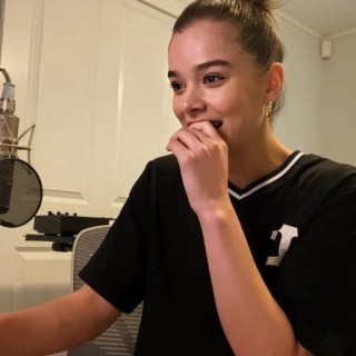 Hailee-Steinfeld-R281