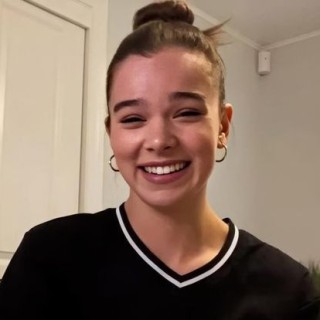 Hailee-Steinfeld-R282