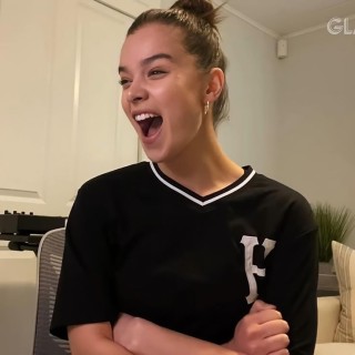 Hailee-Steinfeld-R283