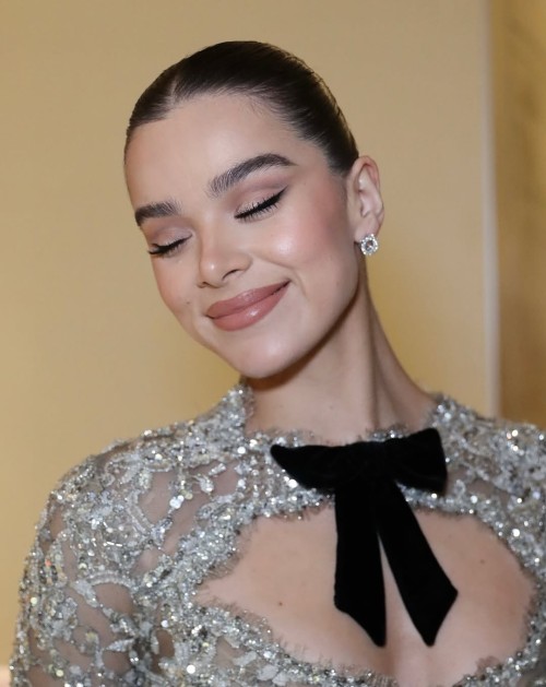 Hailee-Steinfeld-R284.jpg