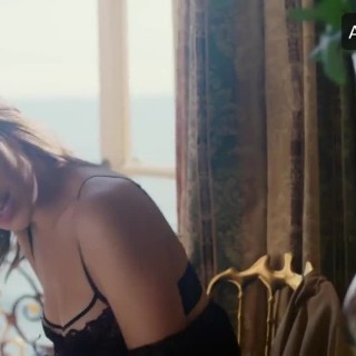 Hailee-Steinfeld-R287