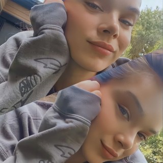 Hailee-Steinfeld-R294