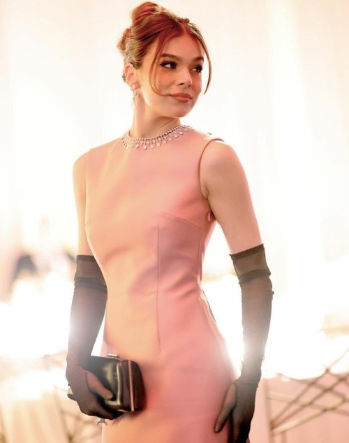 Hailee Steinfeld R299