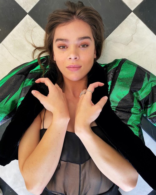 Hailee-Steinfeld-R302.jpg