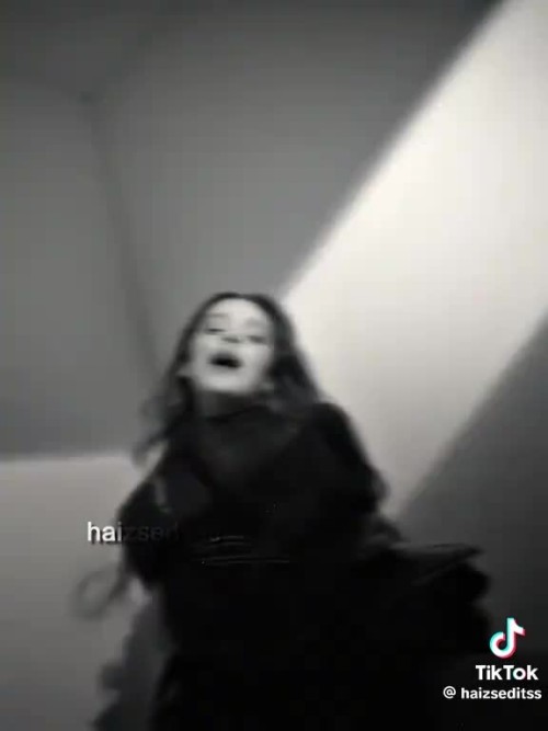 Hailee Steinfeld R305