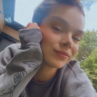 Hailee-Steinfeld-R306