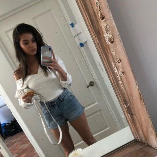 Hailee-Steinfeld-R313