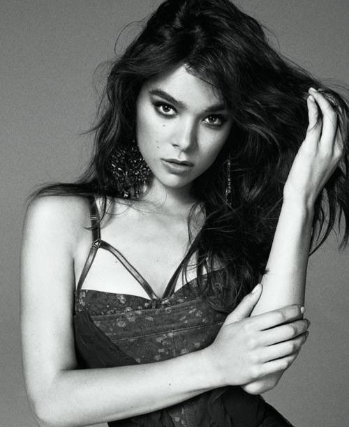 Hailee-Steinfeld-R322.png