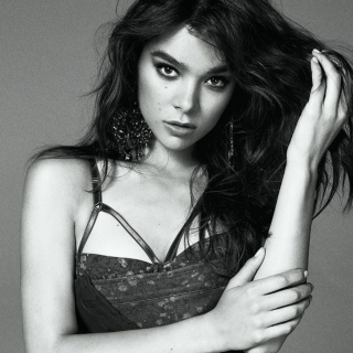 Hailee-Steinfeld-R322