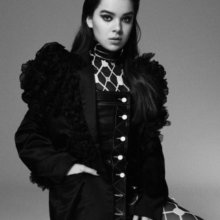 Hailee-Steinfeld-R323