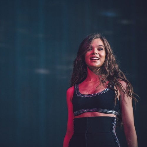 Hailee-Steinfeld-R339.jpg