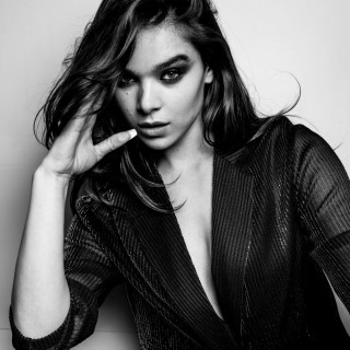 Hailee-Steinfeld-R341