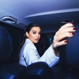 Hailee-Steinfeld-R342