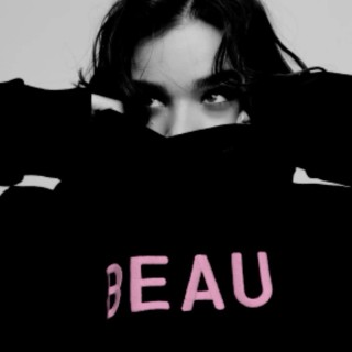 Hailee-Steinfeld-R358