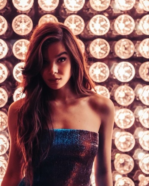 Hailee-Steinfeld-R362.jpg